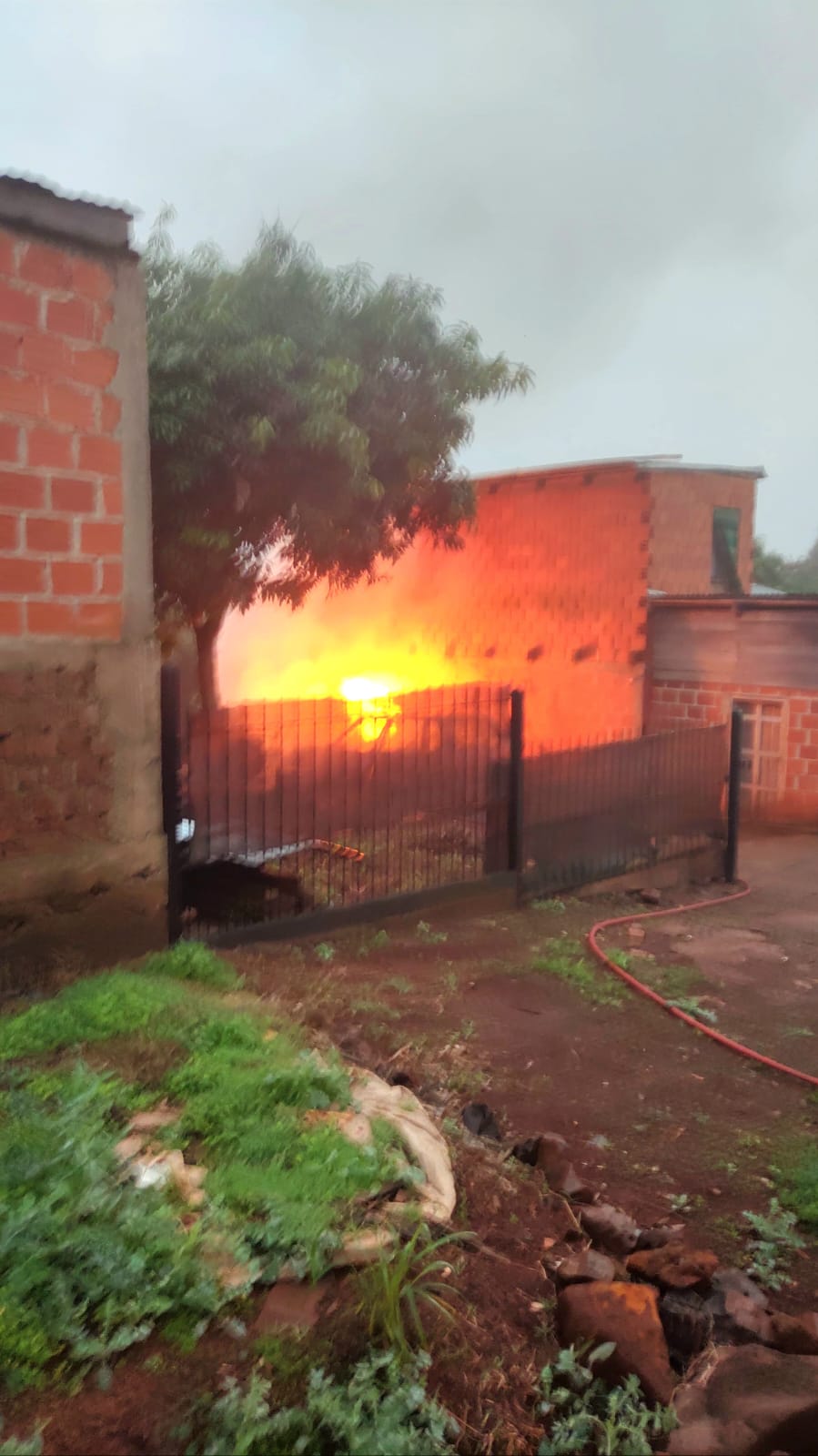 Se incendió un auto y una moto en 9 de Julio 2